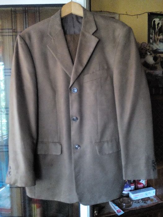 Продавам мъжки костюми и сака