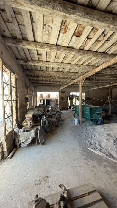 Гишт заводи ва офис под расшивка гишт заводи сотилади, нархи келишилад