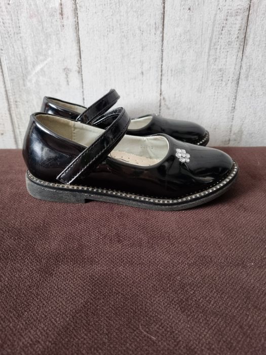 Продам черные туфли на девочку р.26-27