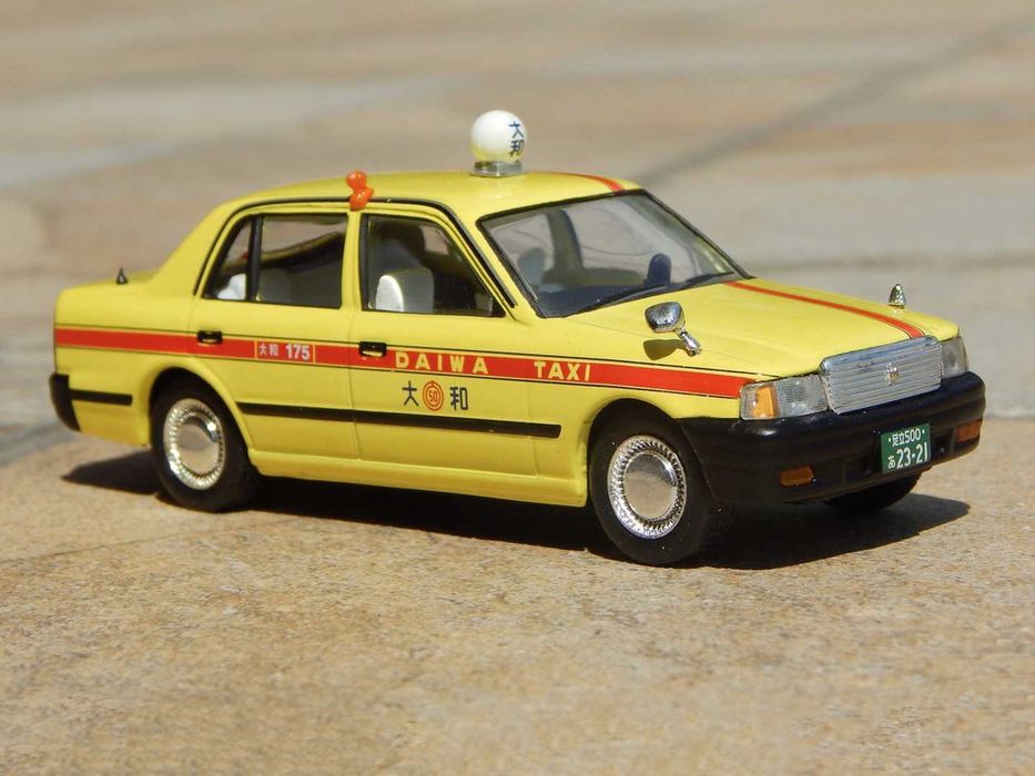 Macheta taxi Toyota Crown Comfort Tokyo Japonia 1998 scara 1:43 Altaya IXO cu lipsuri