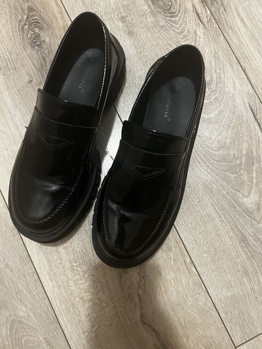 Черни лачени обувки