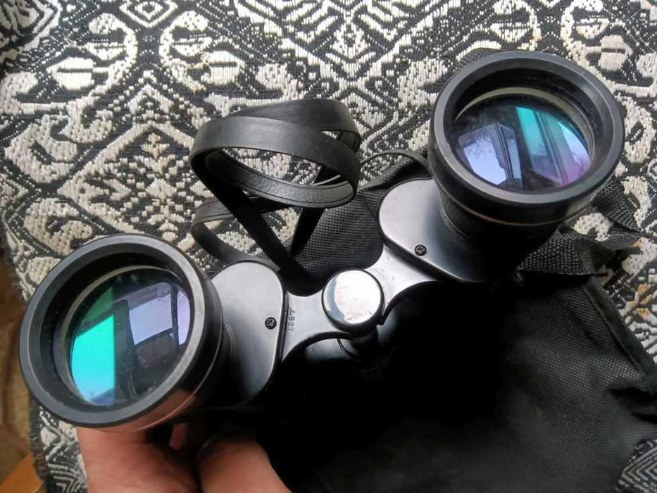 Висококачествен бинокъл в калъф, може да се добави статив
