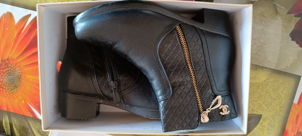 Ботфорты, проусапожки и ботинки черные кожаные