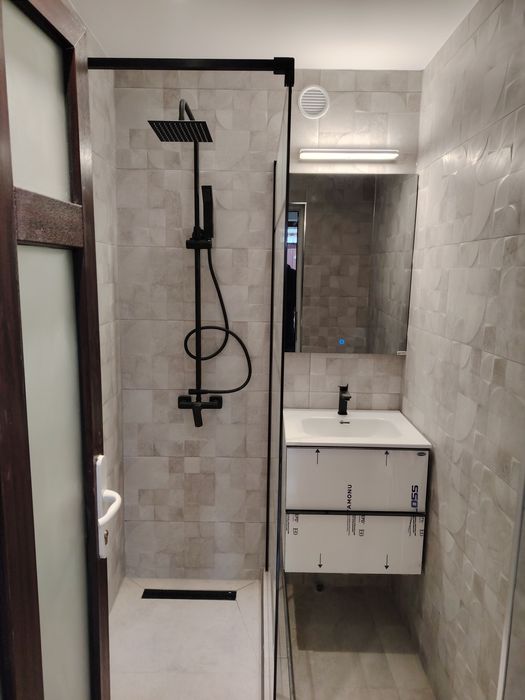 Zugrăvit, gletuit amenajări interioare instalații electrice și sanitar