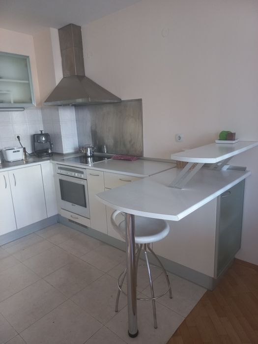 Долен  кухненски ред, шкаф със стъклена витрина