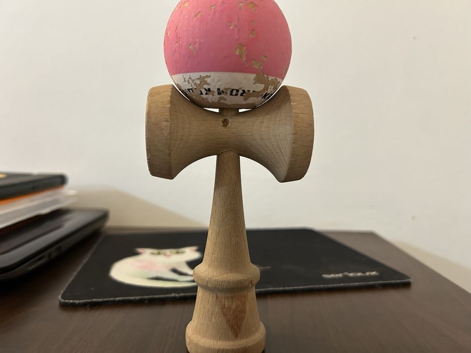 Vand kendama krom pop, roz, rubber.