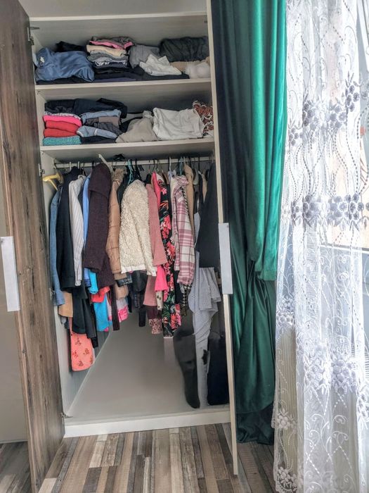 Vând doua dulapuri ,măsuță și canapea extensibila