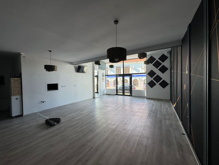 Închiriez Spațiu Comercial în centru Mediaș