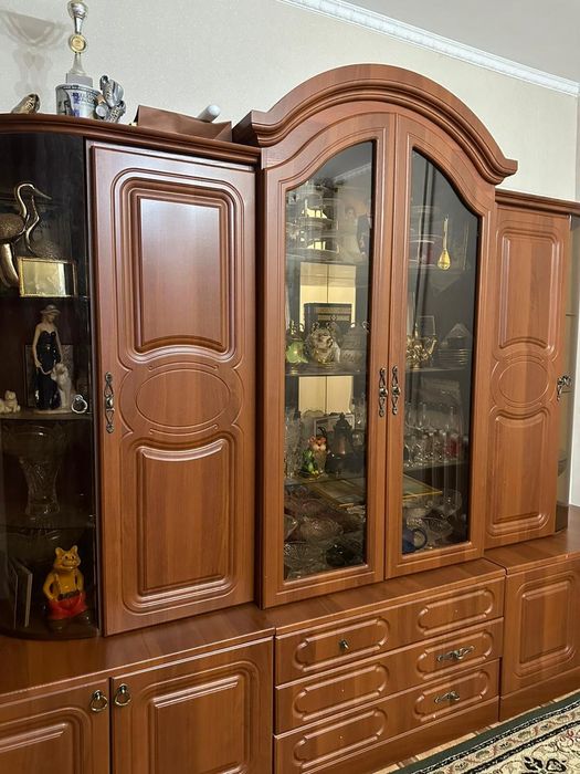 Шкаф-витрина для гостиной