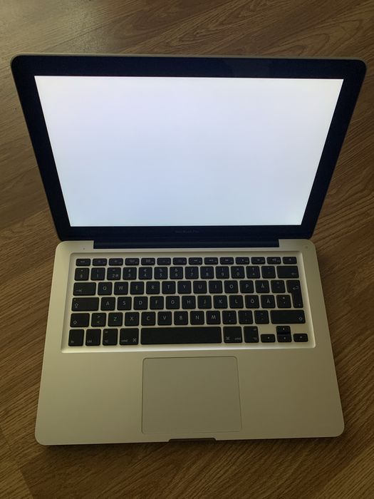 Laptop Macbook pro functional pe display extern.Citeste anuntul.