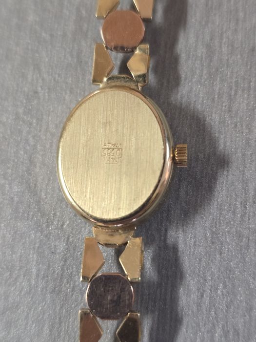 Златен часовник Geneve