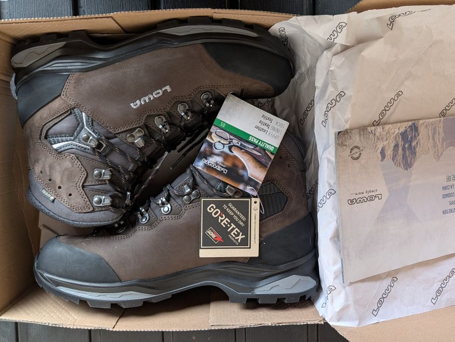 Bocanci noi  Lowa Camino Evo Gtx mărimea 9 (43,5)