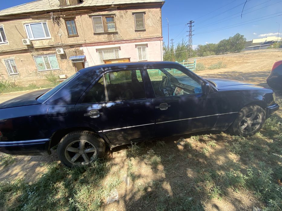 Продам машину мерседес бенз  124 е200