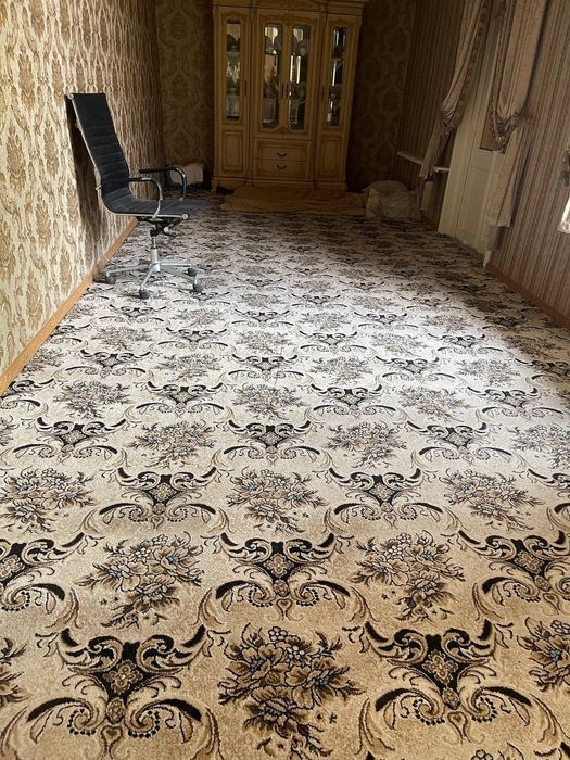 Детская кровать, коверы.