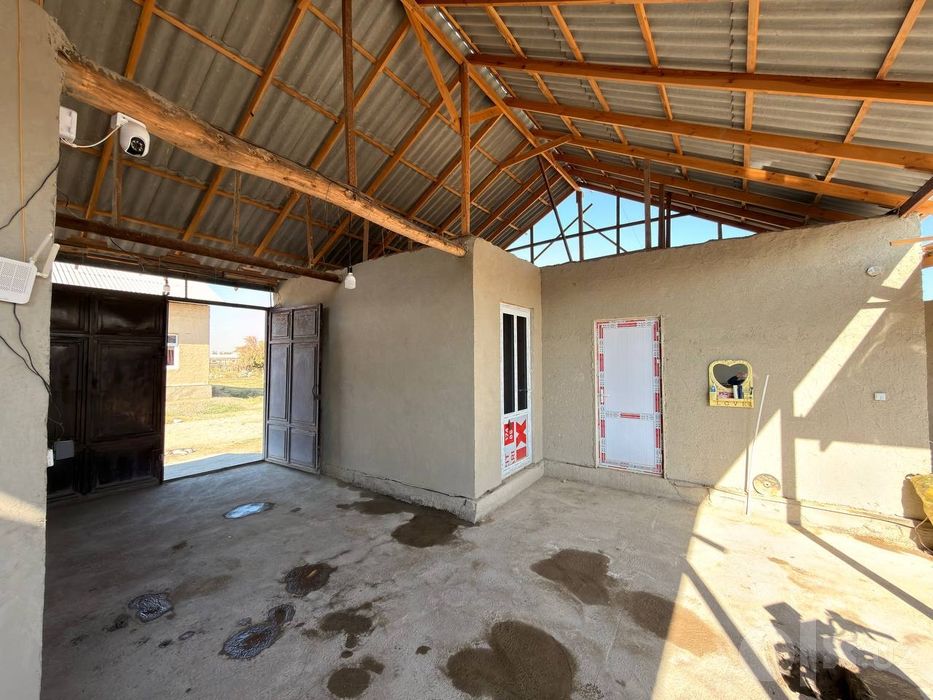 Hovli 4sotix sotiladi