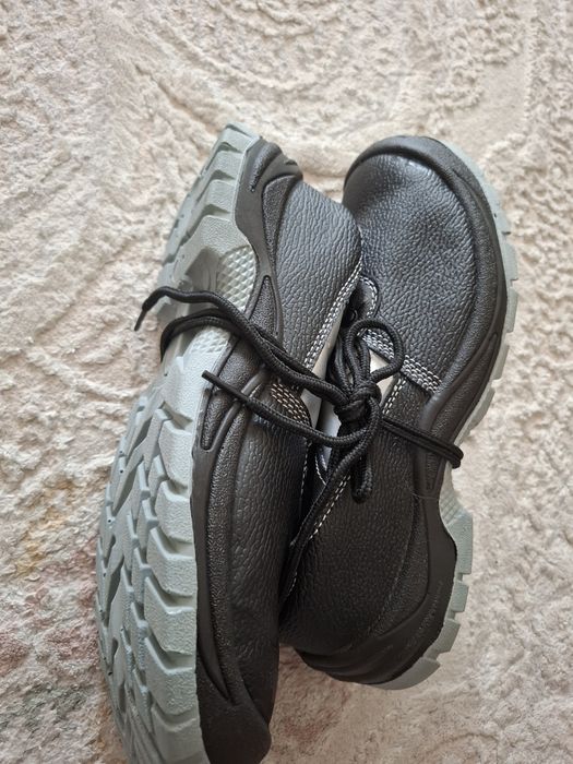 Продам новые рабочие ботинки 43 размера