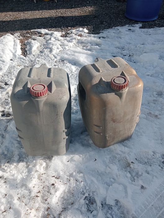 Канистры пластмассовые.