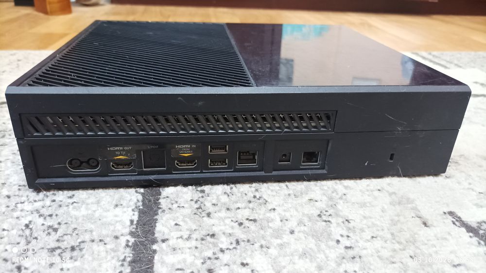 Vând Xbox one + 2 controllere