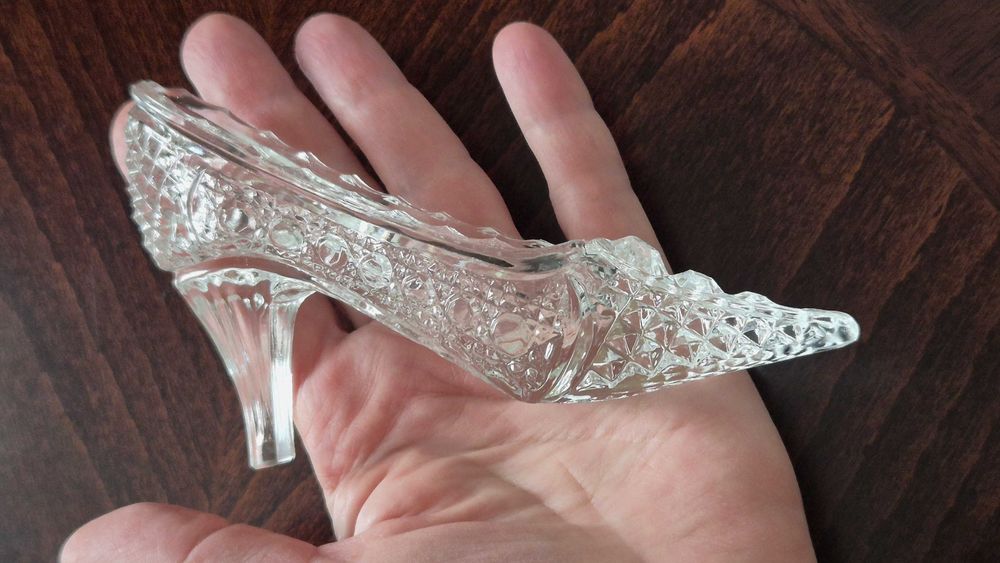 Хрустальная туфелька-башмачок Золушки.