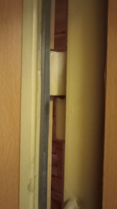 Блиндирана входна врата с винкелова конструкция и ПДЧ каса. Транспорта трябва да е камионче.
