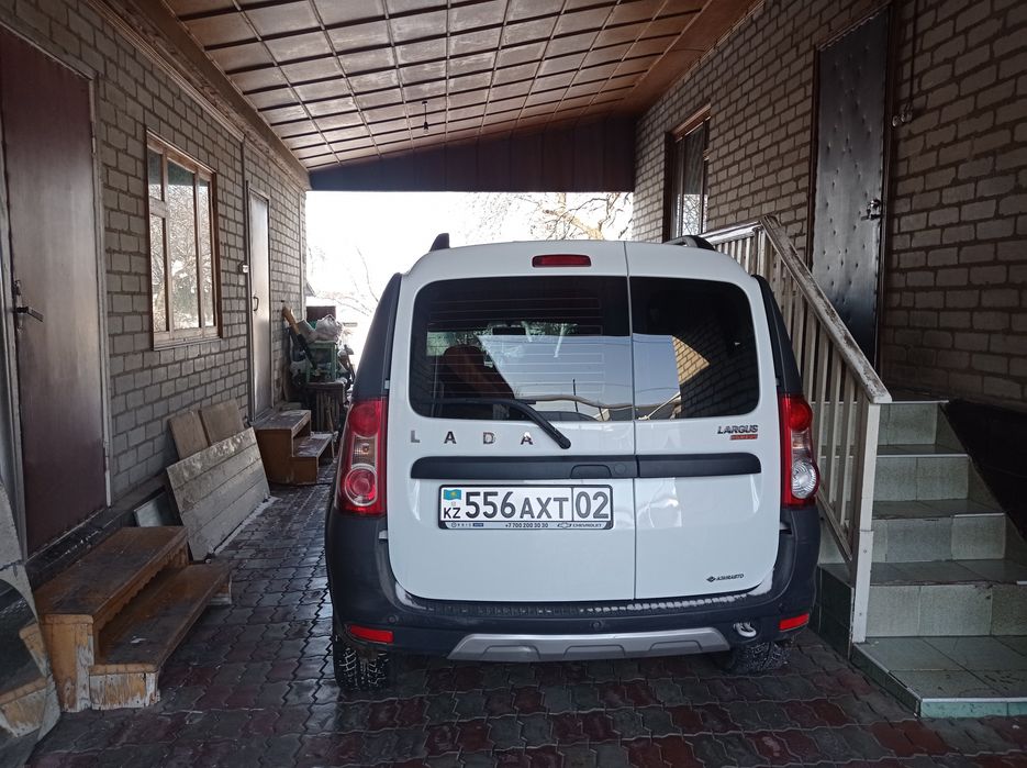 Машина Largus Cross белый