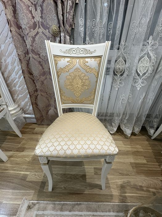 Продам большой стол со стульями