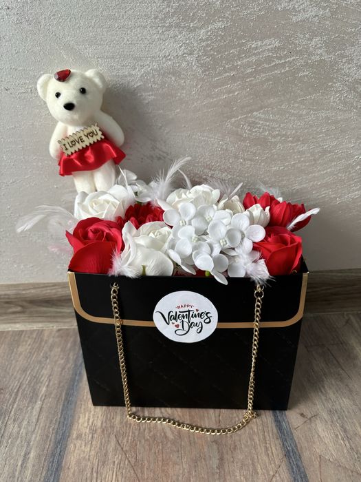 Букет с рози за Св.Валенти 8-ми март