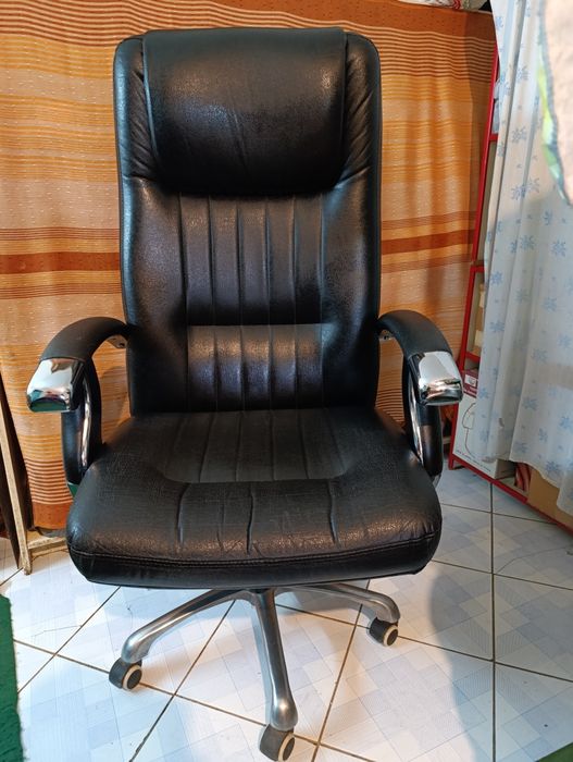 Продам кресло директора офисное