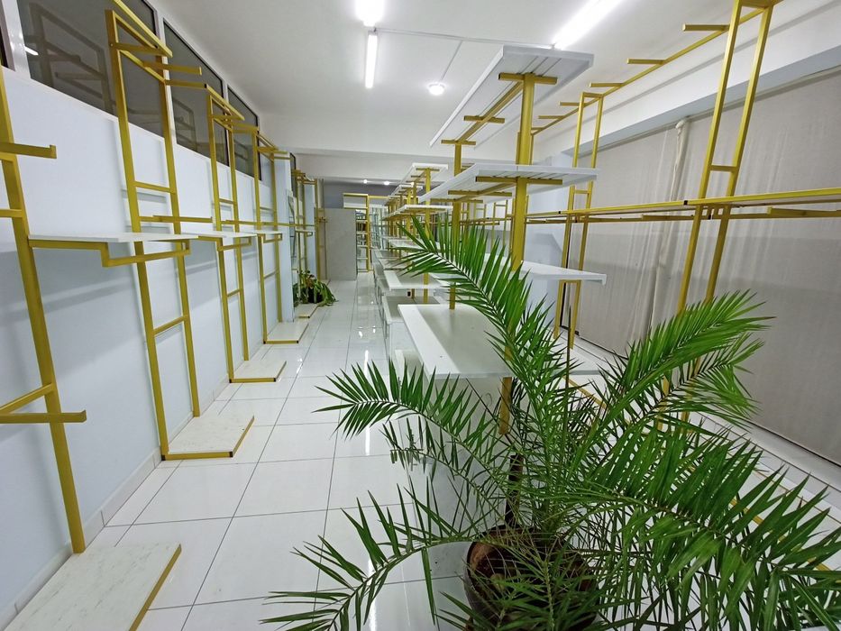 Kiyim dukoni uchun jixozlar prilavkalar sotiladi