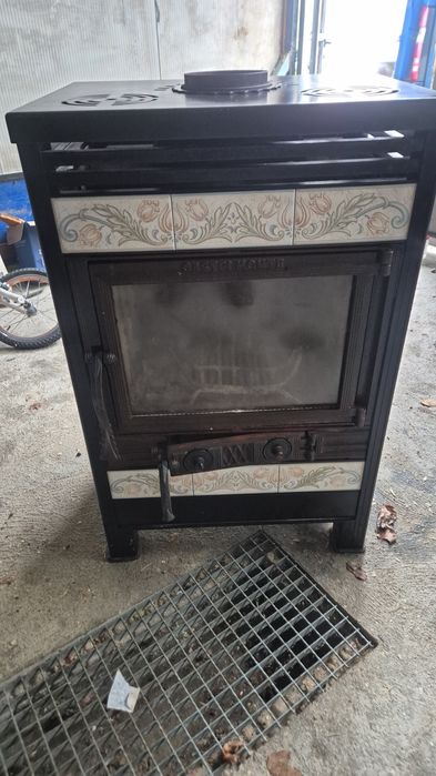 Vând  Sobă pe lemne.