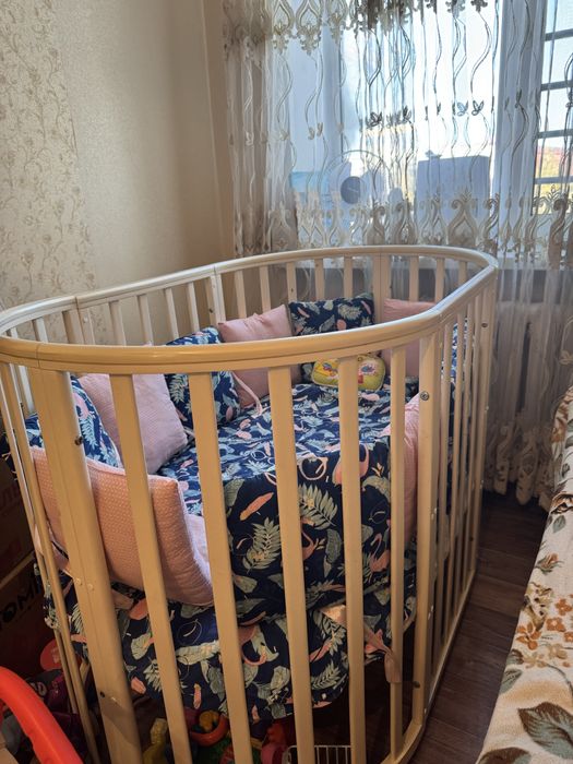 Детская кровать с подушками