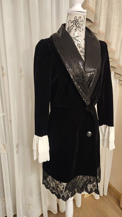 Rochie neagra de catifea, tip sarafan, cu dantela, mansete voal alb