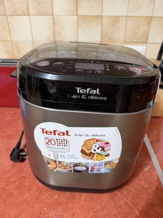 Masina  paine Tefal Pain et Delices, 20 programe, foarte putin folosita, cu carte reteta si accesorii.