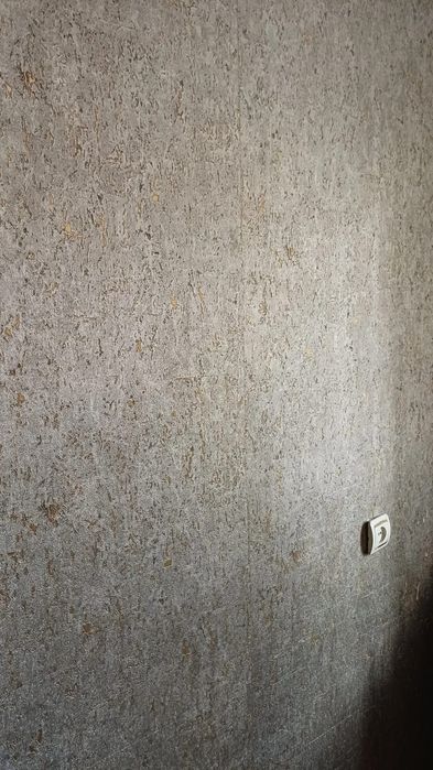 Качественные обои, остатки после ремонта