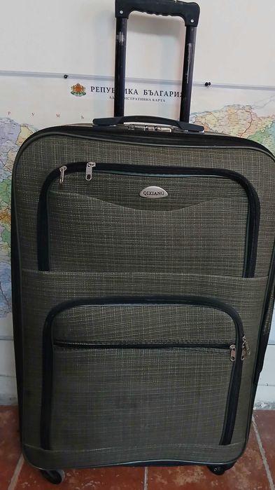 Куфар голям с дръжка на колела