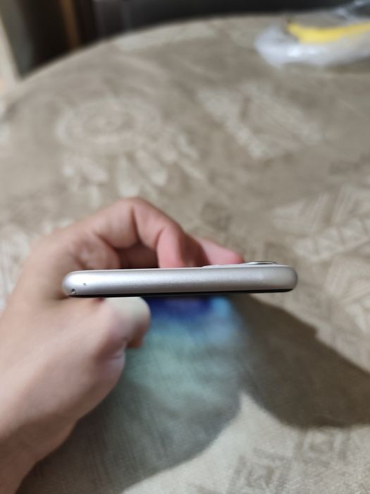 Iphone 11 64GB бял + калъф и кабел