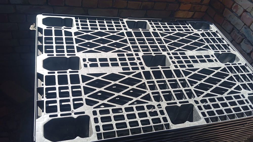 Продам пластиковые палеты