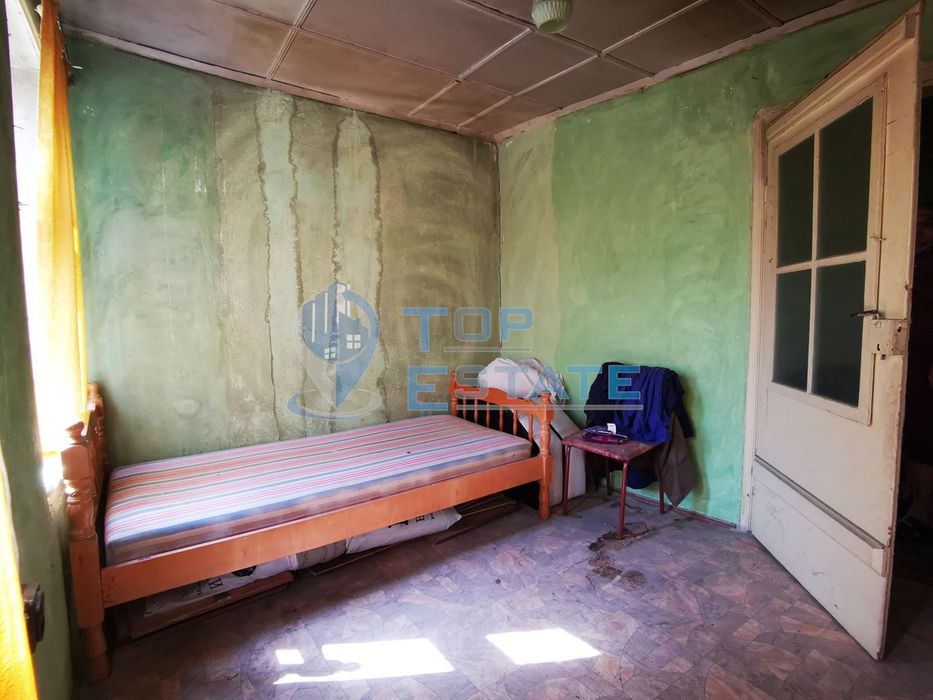 Двуетажна къща в близост до центъра на град Лясковец, област Велико Т