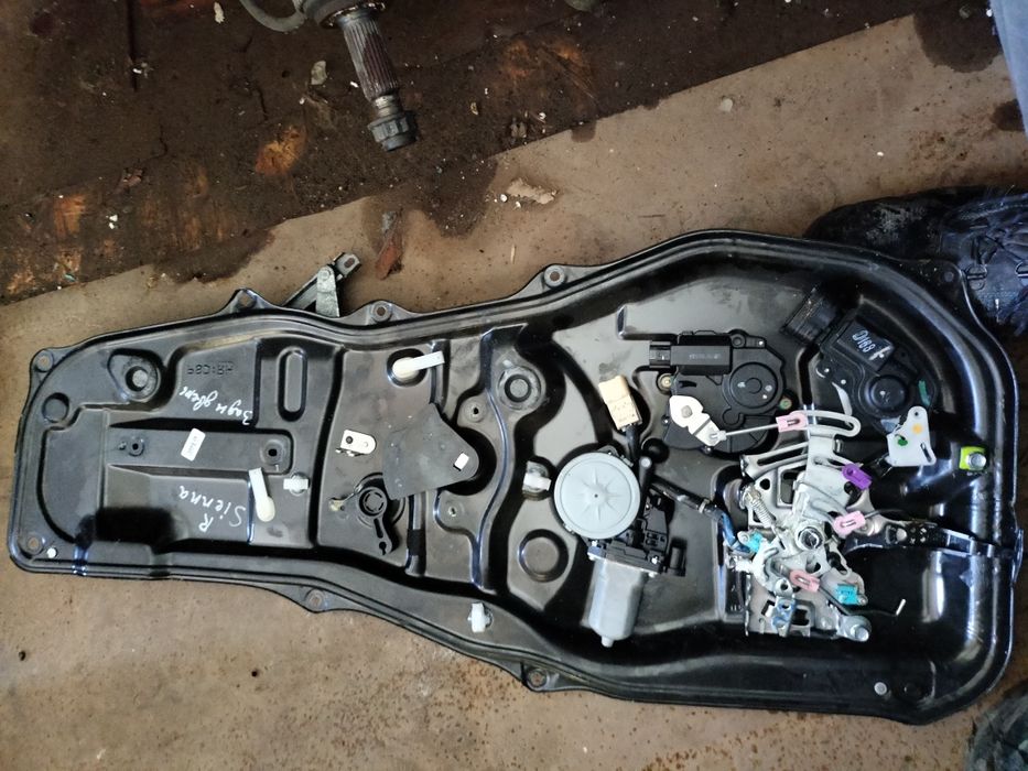 Toyota sienna 2008г запчасти