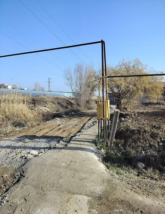 Хасанбой, 7.7 сот. Постдан 2.4 км ичкарига. Тинч махалла.