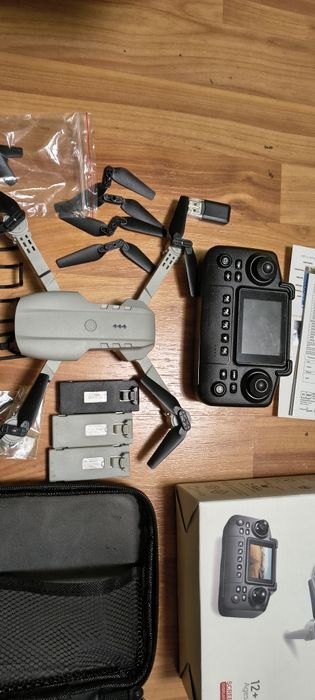 Drona cu telecomanda cu display