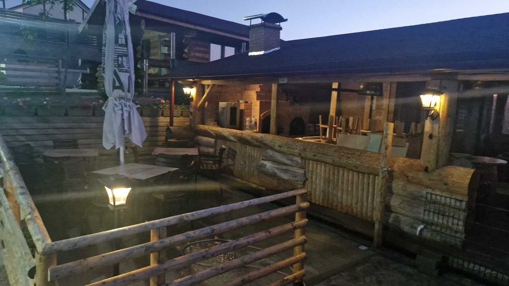 Casa de vânzare cu cabane ,foisor si log glemping