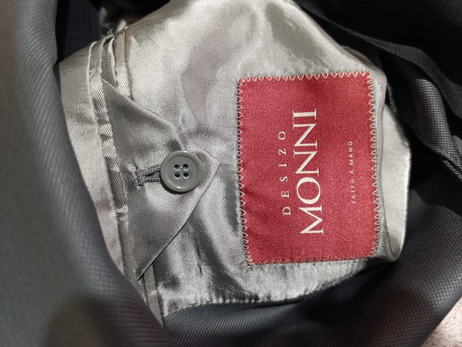 Продавам чисто нов официален костюм Desizo MONNI