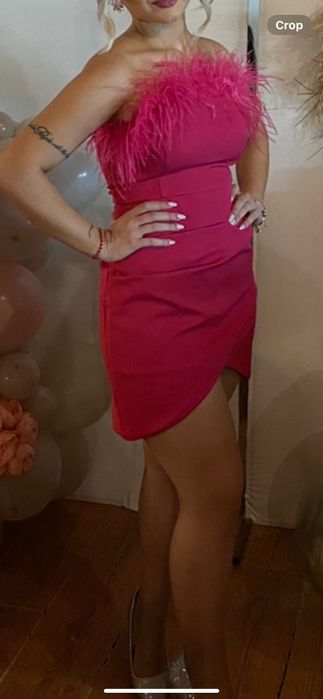 Цикламена рокля с пера.