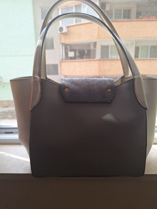 Дамска бежова чанта с вътрешно голямо портмоне с цип.