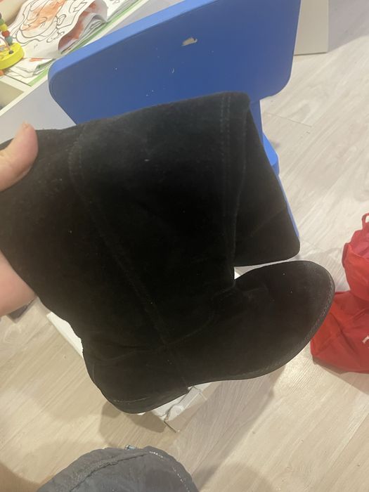 Отдам даром обуви 37-38 рр