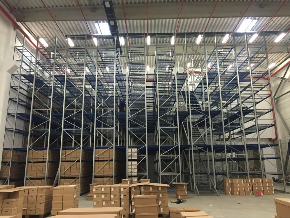 Rafturi depozitare arhiva