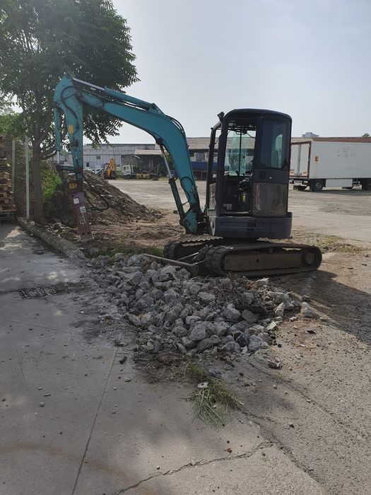 Închiriez miniexcavator cu picon