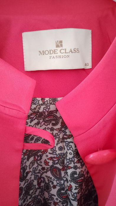 Короткая малиновая пиджак