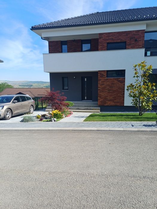 Închiriez Casa Dezmir